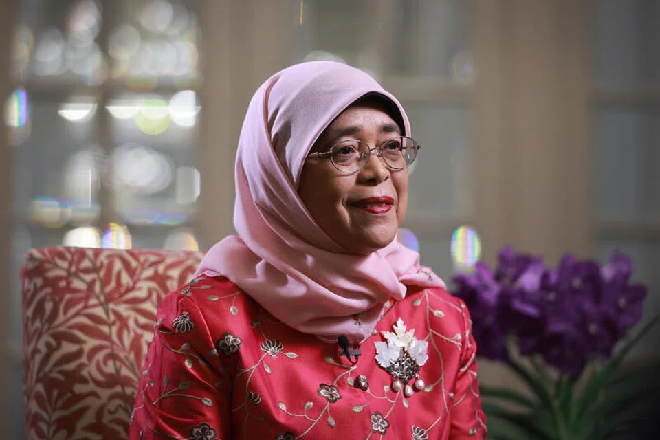 KERONGSANG KENANGAN: Puan Halimah memakai kerongsang yang dihias dengan beberapa butir mutiara dan merupakan hasil kerja tangan orang Indonesia semasa temu bual dengan wartawan dari SPH Media. Kerongsang tersebut merupakan hadiah daripada isteri Presiden Indonesia, Joko Widodo, Puan Iriana.