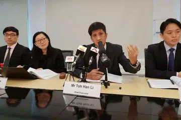 Ketua eksekutif CCCS Toh Han Li bercakap kepada media di taklimat media mengenai keputusan Grab-Uber.