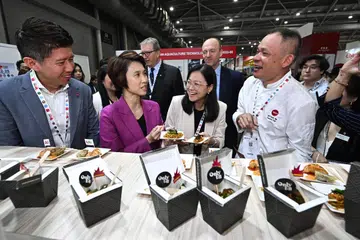 Menteri Negara (Perdagangan dan Perusahaan), Cik Low Yen Ling (dua dari kiri), cuba sajian mi goreng diperbuat daripada kacang tanah semasa pameran perdagangan makanan dan minuman antarabangsa FHA-Food & Beverage. 