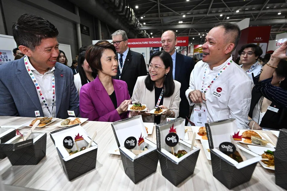 Menteri Negara (Perdagangan dan Perusahaan), Cik Low Yen Ling (dua dari kiri), cuba sajian mi goreng diperbuat daripada kacang tanah semasa pameran perdagangan makanan dan minuman antarabangsa FHA-Food & Beverage. 