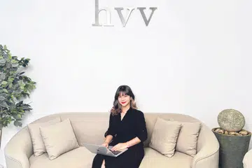 GEMBIRA DENGAN PERANAN BARU: Cik Nur Asyiqin Rahmat kini bekerja sebagai pengurus runcit dan pemasaran di syarikat fesyen Her Velvet Vase, di mana beliau juga berpeluang menyertai Program Penukaran Kerjaya (CCP) bagi Karyawan Runcit untuk mempertingkat kemahirannya dalam bidang pemasaran. - Foto HER VELVET VASE