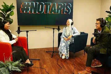FAKTOR DORONG SERTAI POLITIK: Menurut Cik Mariam kejutan ayahnya hidap barah adalah antara faktor yang mendorongnya membuat komitmen menyertai politik untuk menyumbang kembali kepada masyarakat. Bersamanya ialah hos #NoTapis Koresponden BH Shahida Sarhid (tengah) dan Norman Sawi (kanan). - Foto BM