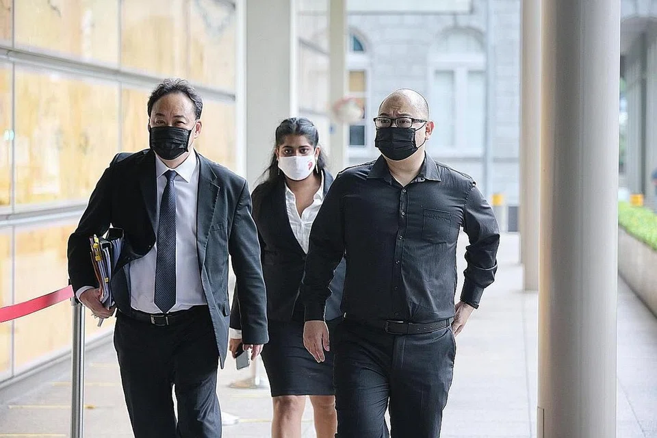 SEPINA PEGUAM MENDIANG LEE KUAN YEW: Encik Terry Xu (kanan) dan peguamnya, Encik Lim Tean, tiba di Mahkamah Agung. Encik Lim memohon sepina meminta Cik Kwa Kim Li memberi keterangan di mahkamah. - Foto BH oleh ONG WEE JIN 