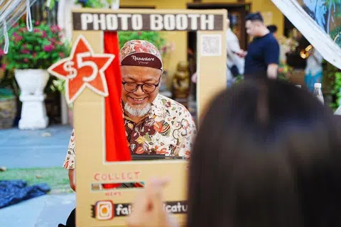 Tirai kecil dibuka dan pelanggan akan berpandangan dengan pelukis karikaturnya, Faizal A Bakar.