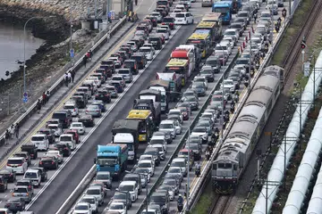 Dari 15 November 2024 hingga 1 Januari 2025, pengembara yang menggunakan laluan darat perlu mengambil kira masa menunggu tambahan, terutama pada hujung minggu. 