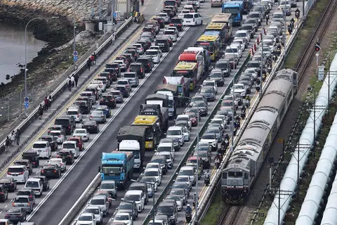 Dari 15 November 2024 hingga 1 Januari 2025, pengembara yang menggunakan laluan darat perlu mengambil kira masa menunggu tambahan, terutama pada hujung minggu. 