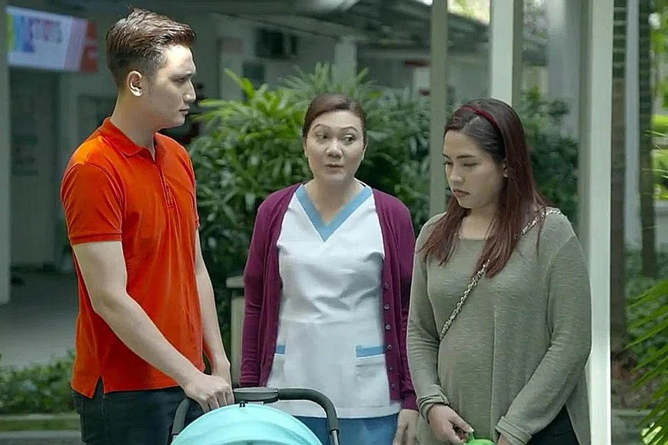 ADEGAN DRAMA TANGLIN: Mastura Ahmad (tengah) membawa watak Salmah bersama pelakon Fauzie Laily (kiri) yang memegang watak Sulaiman, menantunya, dan Syirah Jusni sebagai Norleena, anaknya. - Foto TANGKAP LAYAR/ TOGGLE