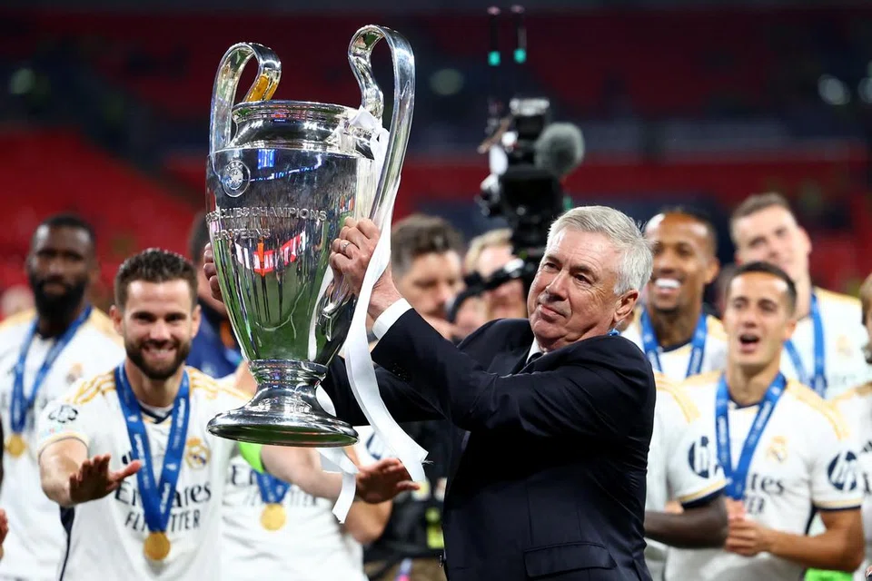 Jurulatih Real Madrid, Carlo Ancelotti, dengan trofi kejuaraan Liga Juara-Juara di Stadium Wembley pada 1 Jun.