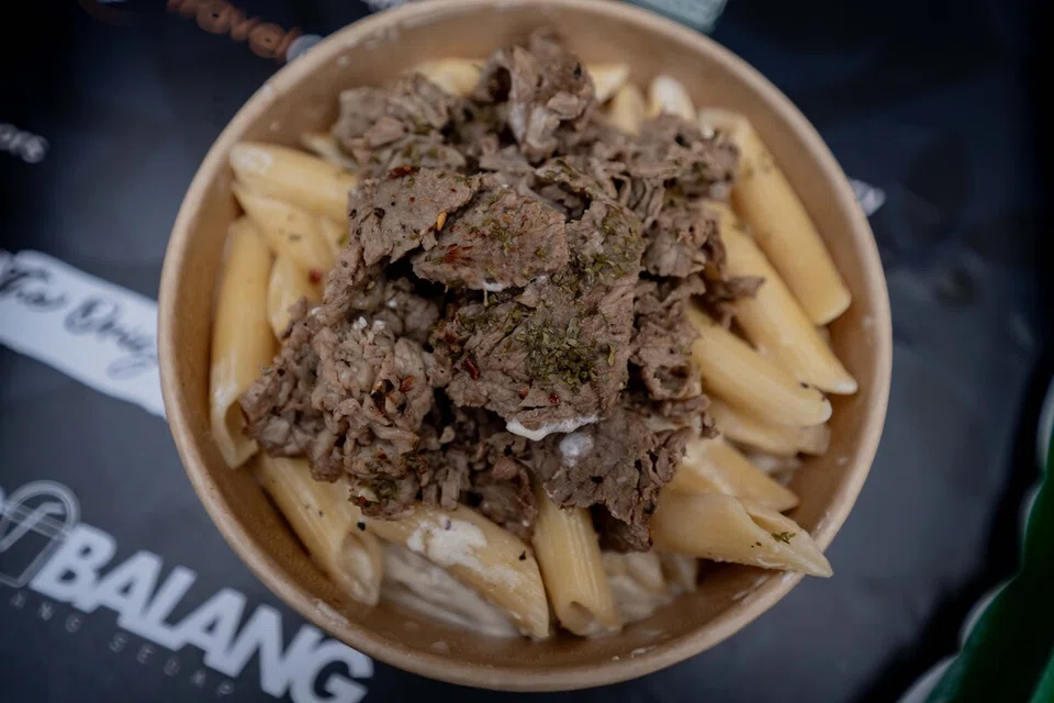 ‘Creamy Steak Carbonara’, $12, dibuat segar dan secara langsung sebelum digaul dalam blok keju yang diimport dari Australia. 