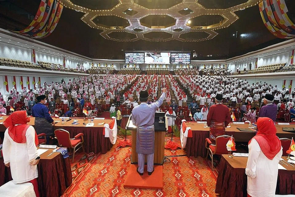TETAPKAN MASA DEPAN PARTI: Timbalan Presiden Umno, Datuk Seri Mohamad Hassan (tengah, membelakangkan kamera) ketika merasmikan serentak persidangan ketiga-tiga sayap Umno minggu lalu. - Foto UMNO ONLINE