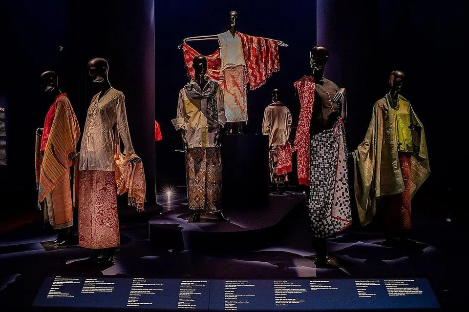 LEBIH KONTEMPORARI: Sebanyak 20 karya batik kontemporari yang dipinjamkan oleh BINhouse, sebuah perusahaan tekstil fesyen di Indonesia turut dipamerkan. - Foto-foto BH oleh NUR DIYANA TAHA
