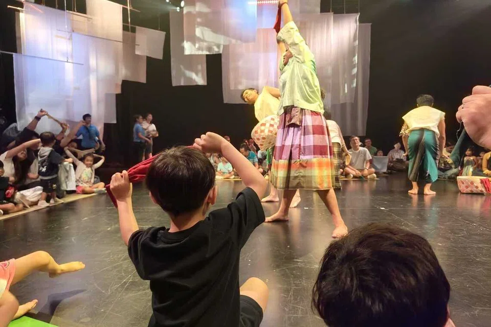 Kanak-kanak diajak menggerakkan tubuh bersama watak-watak dalam pementasan teater ‘The Amazing Sarong’.