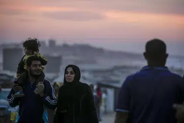 Israel mendakwa sudah membuka beberapa sempadan bagi bekalan kemanusiaan disalurkan ke Gaza sedang penduduk Palestin terpaksa berpindah di khemah yang didirikan di sepanjang pantai di barat Kem Pelarian Al Nuseirat, di tengah Gaza  pada 11 November. 