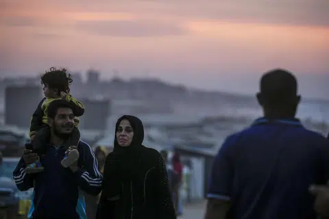 Israel mendakwa sudah membuka beberapa sempadan bagi bekalan kemanusiaan disalurkan ke Gaza sedang penduduk Palestin terpaksa berpindah di khemah yang didirikan di sepanjang pantai di barat Kem Pelarian Al Nuseirat, di tengah Gaza  pada 11 November. 