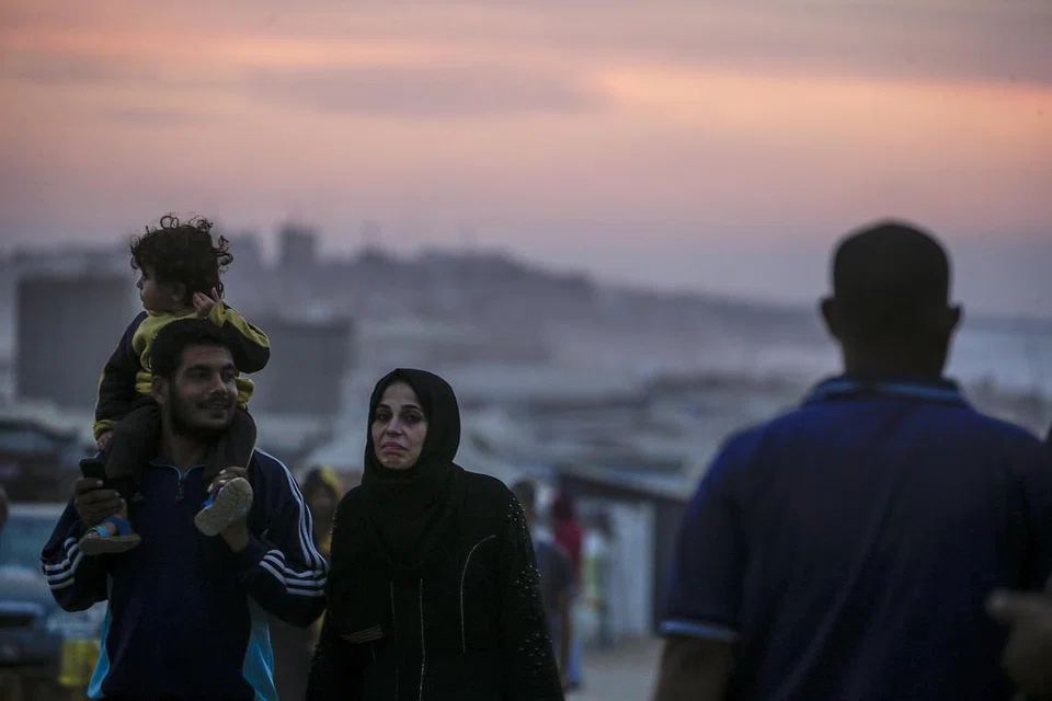 Israel mendakwa sudah membuka beberapa sempadan bagi bekalan kemanusiaan disalurkan ke Gaza sedang penduduk Palestin terpaksa berpindah di khemah yang didirikan di sepanjang pantai di barat Kem Pelarian Al Nuseirat, di tengah Gaza  pada 11 November. 