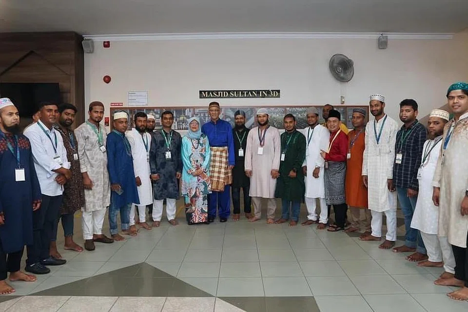 TUNAIKAN SOLAT SUNAT AIDILFITRI: Puan Halimah Yacob bersama para Muslimah menjalankan ibadah sunat di Masjid Sultan, pagi tadi. (22 Apr)