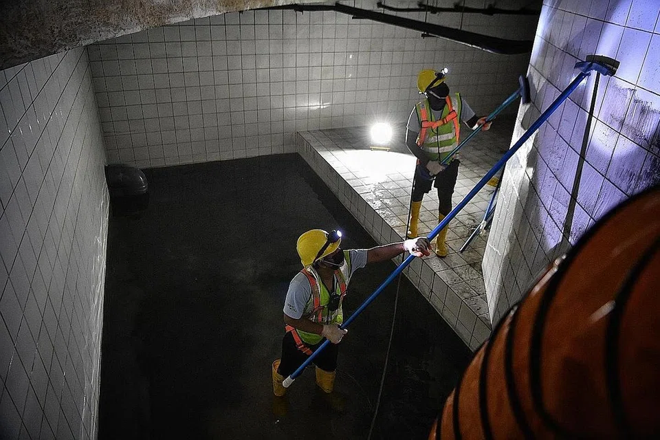 PEMBERSIHAN TEMBOK DAN LANTAI: Pekerja mula pembersihan tembok dan lantai setelah tangki air di air terjun dikosongkan.
