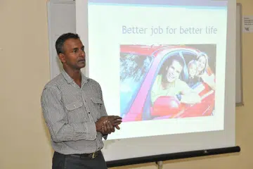 RAIH SOKONGAN PERTINGKAT DIRI: Encik Hamid sering mengongsi pengalamannya dalam meningkatkan kehidupan dengan mempunyai pekerjaan lebih baik dan memiliki flat sendiri. - Foto ihsan ABDUL HAMID ABDUL RAZAK