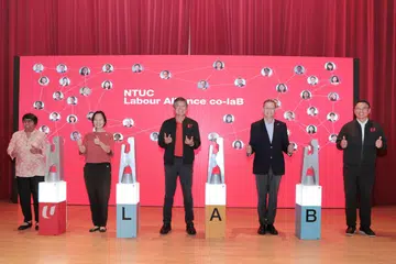 Menteri Negara (Pendidikan merangkap Tenaga Manusia), Cik Gan Siow Huang (dua dari kiri); dan Setiausaha Agung Kongres Kesatuan Sekerja Kebangsaan (NTUC), Encik Ng Chee Meng (tengah) semasa pelancaran Perikatan Pekerja Co-laB (Lab) pada satu persidangan pada 26 September 2024. Turut bergambar ialah (dari kiri) Presiden NTUC, Cik K Thanaletchimi; Timbalan Presiden Persekutuan Majikan Kebangsaan Singapura (Snef), Encik Alexander C. Melchers; dan Penolong Setiausaha Agung NTUC, Encik Patrick Tay (kanan).