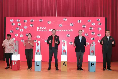 Menteri Negara (Pendidikan merangkap Tenaga Manusia), Cik Gan Siow Huang (dua dari kiri); dan Setiausaha Agung Kongres Kesatuan Sekerja Kebangsaan (NTUC), Encik Ng Chee Meng (tengah) semasa pelancaran Perikatan Pekerja Co-laB (Lab) pada satu persidangan pada 26 September 2024. Turut bergambar ialah (dari kiri) Presiden NTUC, Cik K Thanaletchimi; Timbalan Presiden Persekutuan Majikan Kebangsaan Singapura (Snef), Encik Alexander C. Melchers; dan Penolong Setiausaha Agung NTUC, Encik Patrick Tay (kanan).
