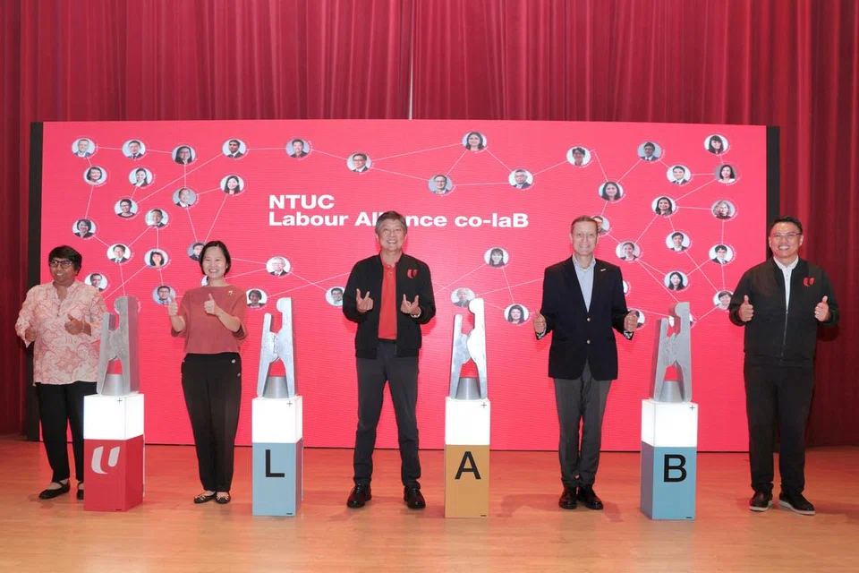 Menteri Negara (Pendidikan merangkap Tenaga Manusia), Cik Gan Siow Huang (dua dari kiri); dan Setiausaha Agung Kongres Kesatuan Sekerja Kebangsaan (NTUC), Encik Ng Chee Meng (tengah) semasa pelancaran Perikatan Pekerja Co-laB (Lab) pada satu persidangan pada 26 September 2024. Turut bergambar ialah (dari kiri) Presiden NTUC, Cik K Thanaletchimi; Timbalan Presiden Persekutuan Majikan Kebangsaan Singapura (Snef), Encik Alexander C. Melchers; dan Penolong Setiausaha Agung NTUC, Encik Patrick Tay (kanan).