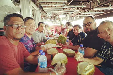 SEDAP, BAIK DAN TIDAK TERKIRA NIKMATNYA: Sekumpulan pekerja Melayu ini dilihat kemaruk makan durian ihsan rakan sekerjanya, Encik Abdul Malek (empat dari kanan dan gambar kanan) sempena sambutan hari jadinya yang ke-55 di sebuah gerai di Sims Avenue. - Foto BH oleh SAINI SALLEH