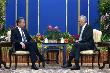 PERKUKUH HUBUNGAN: Perdana Menteri, Encik Lee Hsien Loong (kanan), bertemu Menteri Luar China, Encik Wang Yi, di Istana pada Jumaat. 