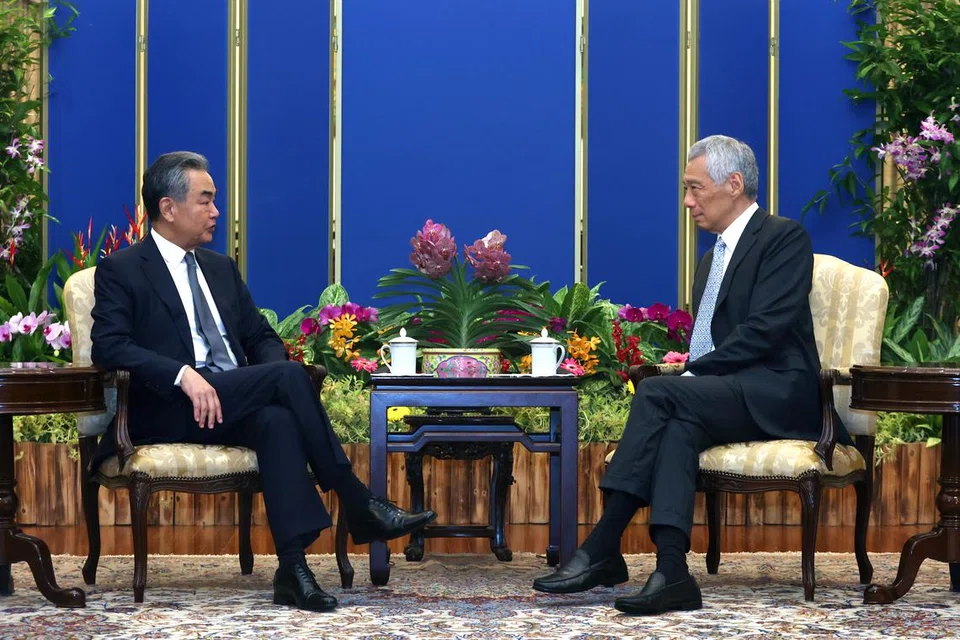 PERKUKUH HUBUNGAN: Perdana Menteri, Encik Lee Hsien Loong (kanan), bertemu Menteri Luar China, Encik Wang Yi, di Istana pada Jumaat. 