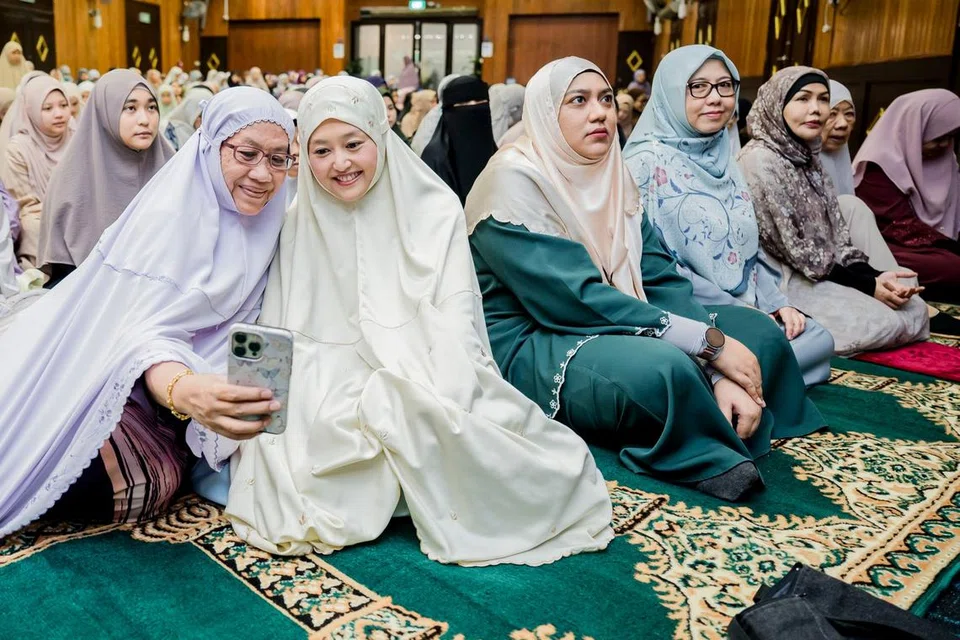 Menteri Negara (Penerangan dan Pembangunan Digital merangkap Kesihatan), Cik Rahayu Mahzam (dua dari kiri) mengerjakan solat sunat Aidilfitri bersama kaum wanita di Masjid Ar Raudhah, di Bukit Batok pada pagi Hari Raya. 