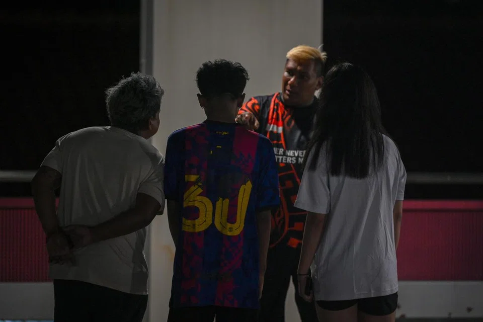 BUAT TEGURAN: Dalam gambar hiasan ini, Encik Jamsairi Kamaruddin (dua dari kanan) menunjukkan bagaimana beliau menegur kumpulan remaja yang didakwanya sedang menyedut kanister gas butana.