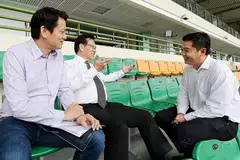 PINTU MAKLUM BALAS TERUS TERBUKA: Lim (tengah) memberi jaminan bahawa segala saranan dan maklum balas anggota kerabat FAS akan terus diambil kira demi pembangunan bola sepak setempat. Bersama beliau di sidang media semalam ialah Tan (kanan) dan Lee. - Foto ZAINAL YAHYA
