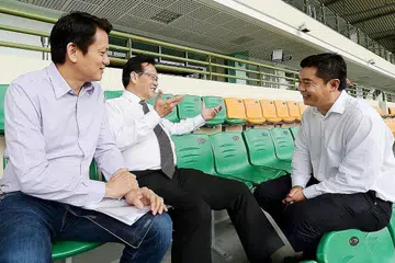 PINTU MAKLUM BALAS TERUS TERBUKA: Lim (tengah) memberi jaminan bahawa segala saranan dan maklum balas anggota kerabat FAS akan terus diambil kira demi pembangunan bola sepak setempat. Bersama beliau di sidang media semalam ialah Tan (kanan) dan Lee. - Foto ZAINAL YAHYA