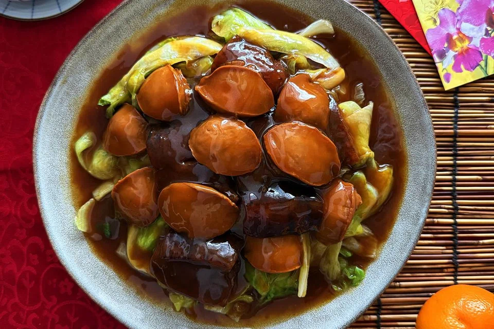 Hidangan abalone dan gamat laut (‘sea cucumber’) di Mutiara Restaurant.