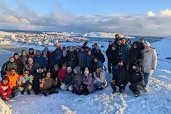 Cik Wan Maryam (tudung hitam) bersama kumpulan peserta ski di Saariselkä, Finland.
