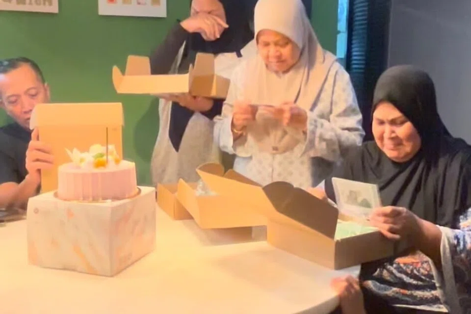 Reaksi ibu Cik Nabilah, Cik Rosidah Marof; dan bapa dan ibu saudaranya, Encik Diki Zulkarnaini Saini, Cik Rosnani Saini, dan Cik Rohana Marof, ketika menerima hadiah tersebut.