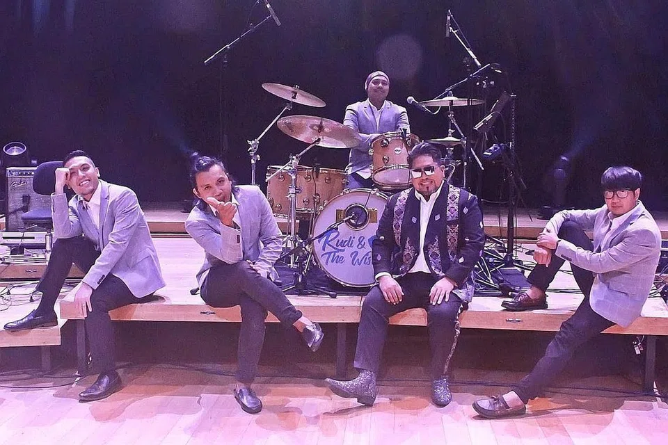 MELESTARIKAN IRAMA POP-YEH- YEH: The Wisma II yang terdiri daripada (duduk dari kiri) Sulaiman, Muhammad Hardi, Rudi, Fauzi dan Hyatt (bermain dram) ingin mengekalkan keaslian irama pop- yeh-yeh buat peminat muzik daripada pelbagai lapisan usia. - Foto UKHTI AMINAH-WADAH SENI ENTERTAINMENT
