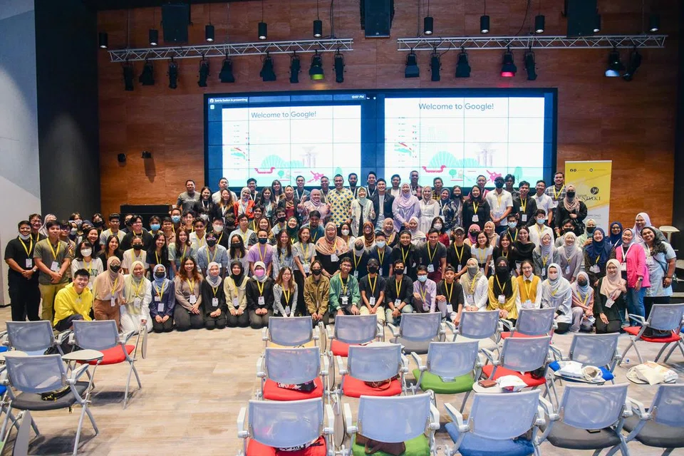 SESI MEMBINA: Peserta program Yayasan Mendaki di Google bergambar selepas menjalani sesi yang membina. 