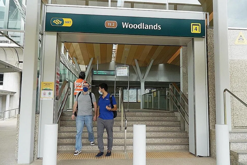 GANGGUAN KERETA API: Kerosakan isyarat menyebabkan perkhidmatan kereta api Laluan Thomson-East Coast Line terganggu pagi semalam, dengan tiada perkhidmatan antara stesen Woodlands North dan Woodlands South. Perkhidmatan disambung semula pada 11 pagi. - Foto BH oleh MOHD KHALID BABA