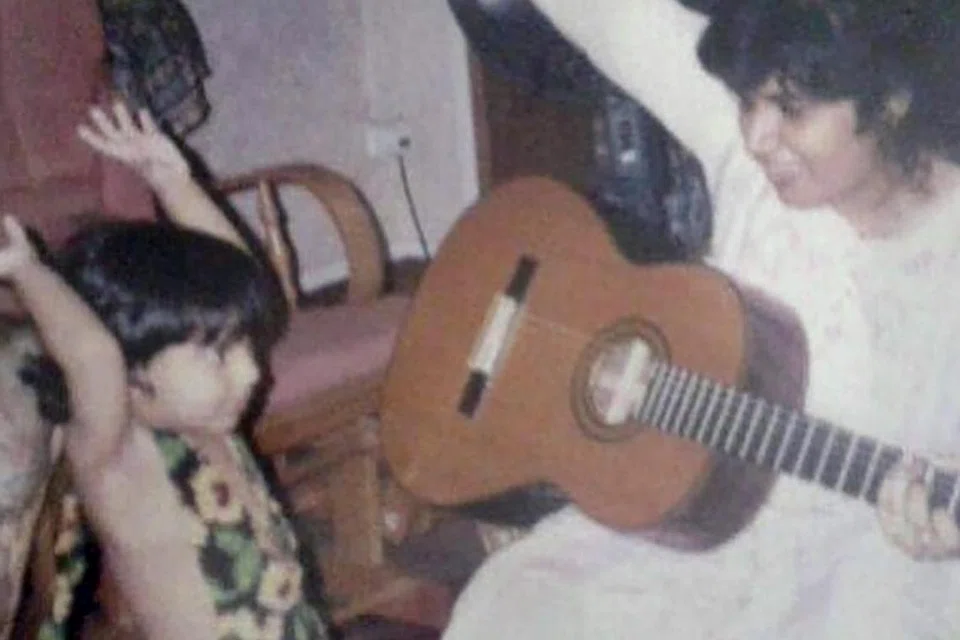 KISAH DULU: Cik Priyanka Annuncia semasa kecil, bergambar di sini bersama ibunya, Cik Annu Ratha. 