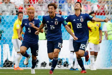KEGEMBIRAAN I: Wira gol kemenangan Jepun, Yuya Osako (tengah), berlari kegembiraan selepas menyumbatkan gol kedua pasukannya semasa mengejutkan Colombia. - Foto AFP