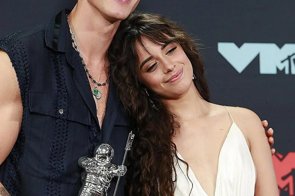 PASANGAN SERASI: Shawn Mendes dan Camelia Cabello berjaya membuktikan kehebatan mereka menerusi lagu 'Senorita'. Duet antara kededua penyanyi ini menerusi lagu I Know What You Did Last Summer tiga tahun lalu sahaja telah membuktikan bahawa gabungan kedua penyanyi ini memang sangat hebat. - Foto REUTERS
