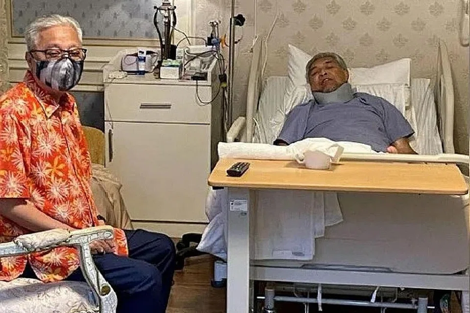 DIZIARAHI PERDANA MENTERI: Datuk Seri Ismail Sabri Yaakob menziarahi Datuk Dr Ahmad Zahid Hamidi di sebuah hospital swasta di Shah Alam semalam. Mengulas mengenai perkara itu, Ketua Pemuda Umno, Datuk Dr Asyraf Wajdi Dusuki, menulis di Facebook beliau "seronok melihat hubungan kasih sayang dan kemesraan dua sahabat baik" itu. - Foto FACEBOOK/ ASYRAF WAJDI DUSUKI