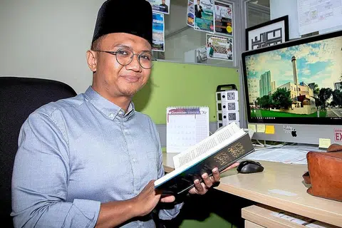TERANGKAN KONSEP IMAN: Ustaz Mohd Haffiz Zakaria berkata iman membezakan manusia yang beragama. - Foto BH oleh ZALEHA ABDUL KADER