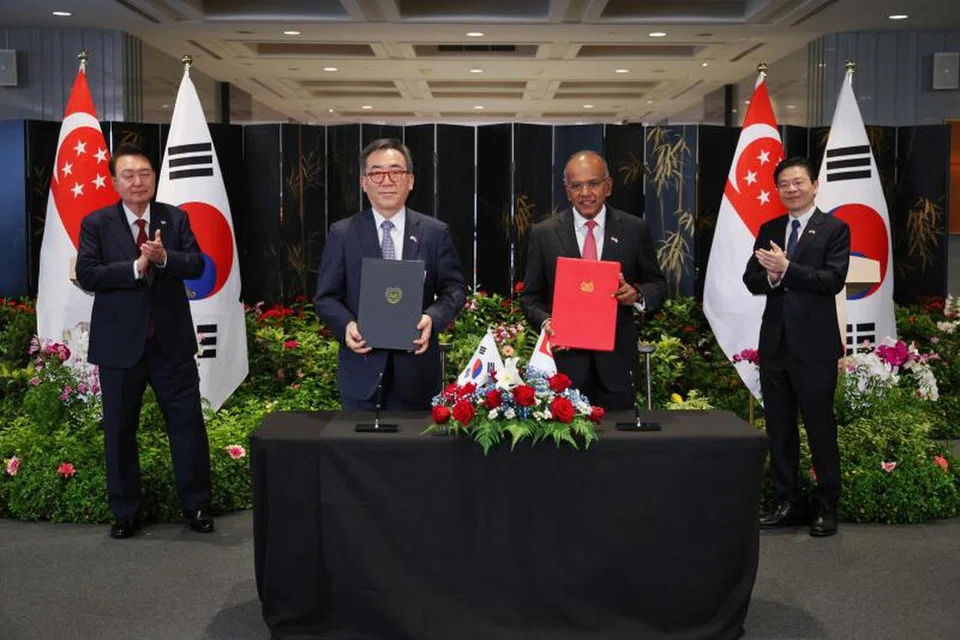  Perdana Menteri, Encik Lawrence Wong (kanan), dan Presiden Korea Selatan ,Encik Yoon Suk Yeol (kiri), menyaksikan pemeteraian perjanjian ekstradisi antara Menteri Ehwal Dalam Negeri merangkap Undang-Undang, Encik K. Shanmugam (dua dari kanan), dan Menteri Luar Negeri Korea Selatan, Encik Cho Tae Yul (dua dari kiri).