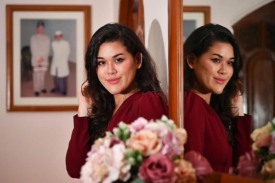 SELAMI DIRI: Syakirah Noble menjelajah cita rasanya yang rencam dalam muzik menerusi album sulung 'Timbres', yang antara lain memuatkan lagu tentang pemerkasaan wanita dan kesan teknologi dalam hidup manusia. - Foto BH oleh LIM YAOHUI