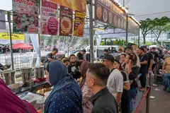 Pelanggan beratur untuk mendapatkan ‘crispy kunafa’ di reruai Mangobossku di acara ‘Absolut Food Fest’ yang berlangsung pada 16 hingga 18 Ogos di Kallang.
