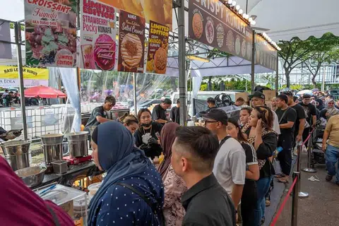Pelanggan beratur untuk mendapatkan ‘crispy kunafa’ di reruai Mangobossku di acara ‘Absolut Food Fest’ yang berlangsung pada 16 hingga 18 Ogos di Kallang.