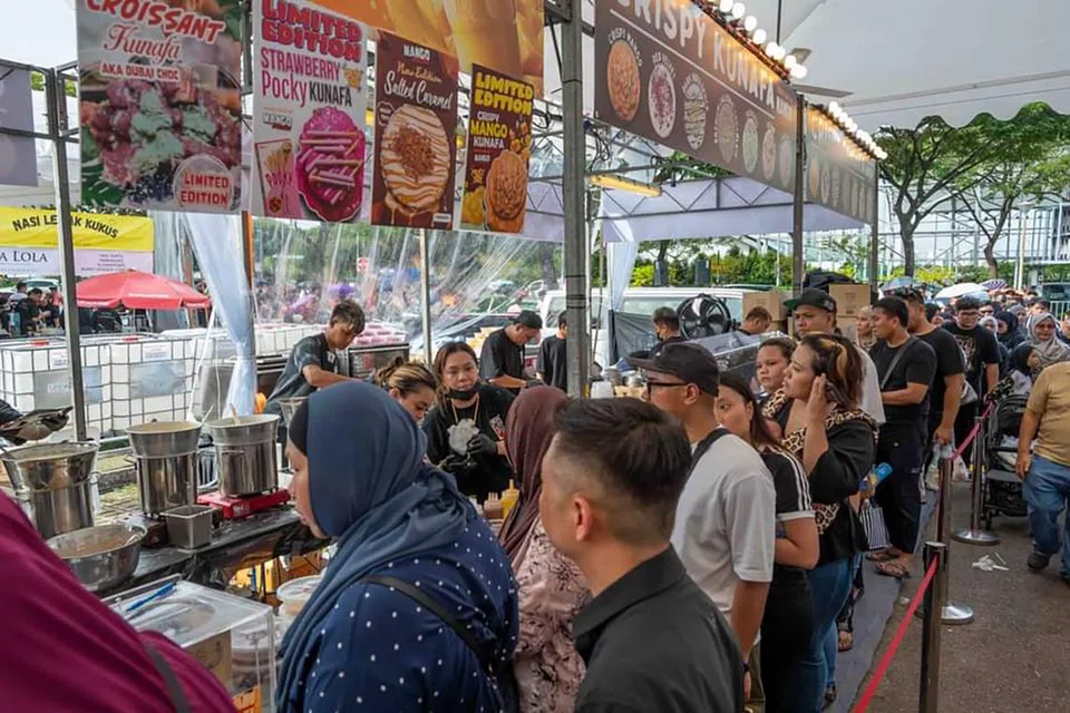 Pelanggan beratur untuk mendapatkan ‘crispy kunafa’ di reruai Mangobossku di acara ‘Absolut Food Fest’ yang berlangsung pada 16 hingga 18 Ogos di Kallang.