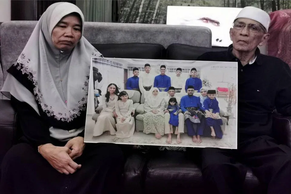 Megat Khashusaini Megat Abd Rahman (kanan) dan Nor Hanita Meor Mohd Nor (kiri) ialah datuk dan nenek Megat Ashman Aqif Megat Irman Jefni, pelajar Malaysia yang terkorban dalam kemalangan jalan raya di Tasik Tekapo, New Zealand, menunjukkan potret keluarga ketika ditemui di kediaman mereka di Gunung Rapat, Perak pada Ahad.