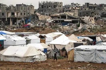 Penduduk Gaza tinggal di khemah yang didirikan berdekatan bangunan yang runtuh dek serangan. Sepanjang setahun lalu, lebih 1.9 juta orang awam telah kehilangan tempat tinggal.